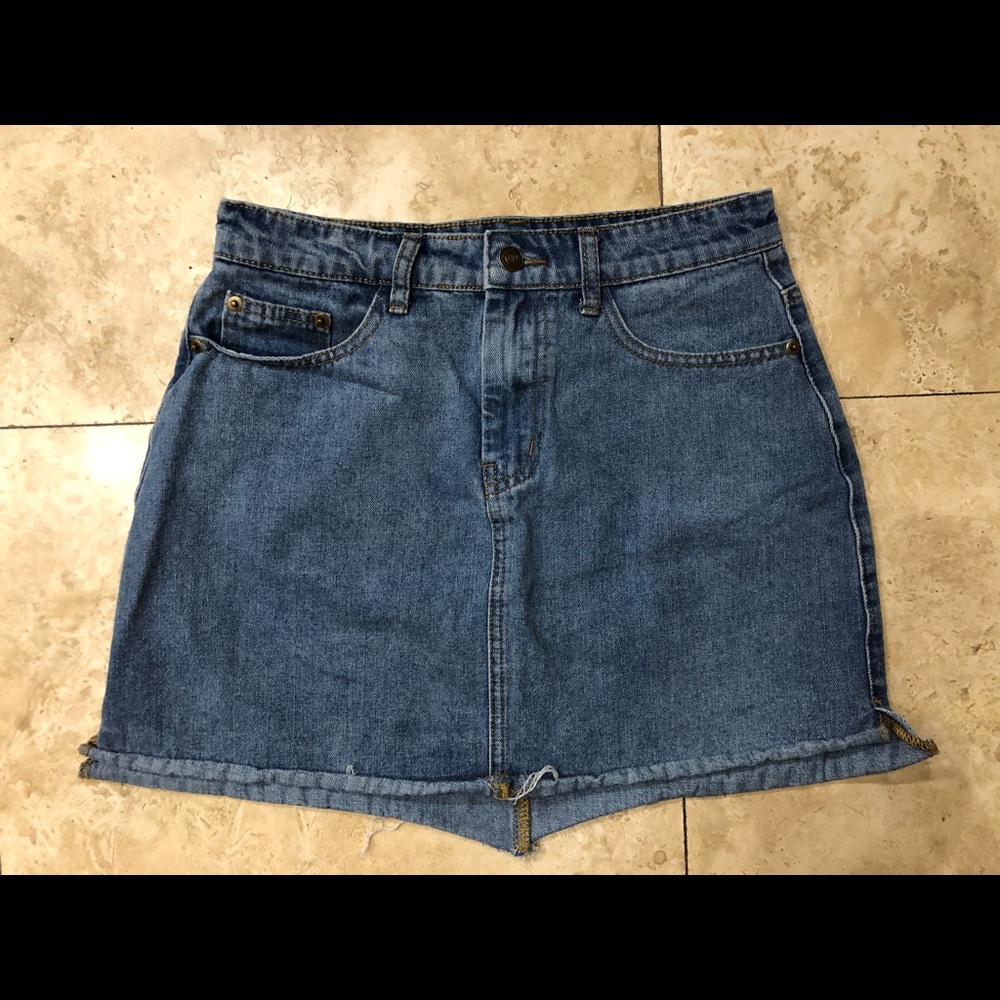 Francesca’s Mi ami Super cute jean skirt Medium.